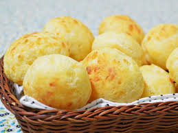 a steaming pão de queijo from a street vendor